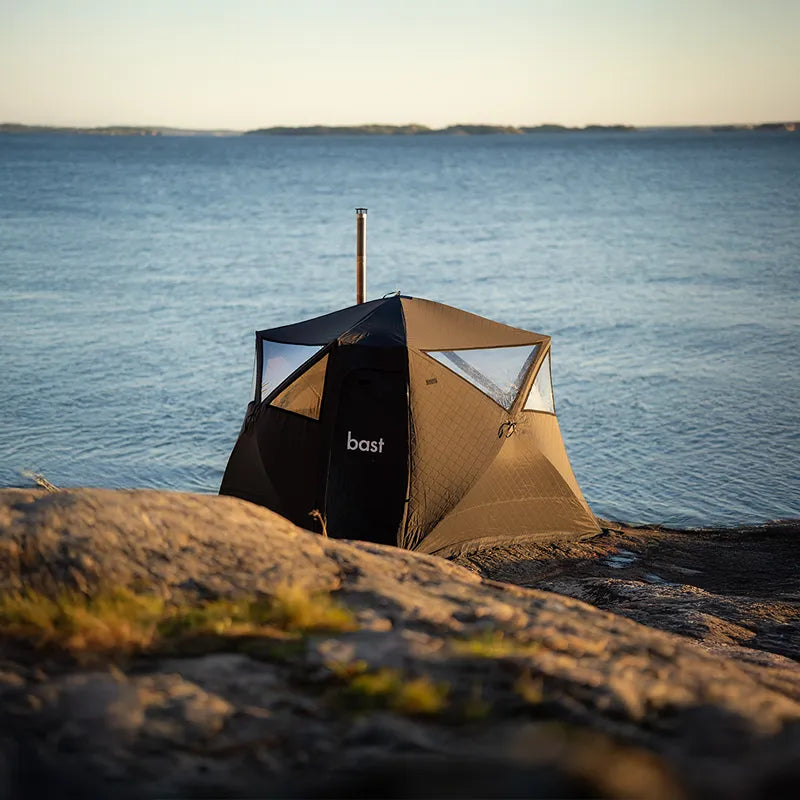Bast Björk Basic Saunazelt - 4-10 Personen Pop-up Sauna am Seeufer aufgebaut