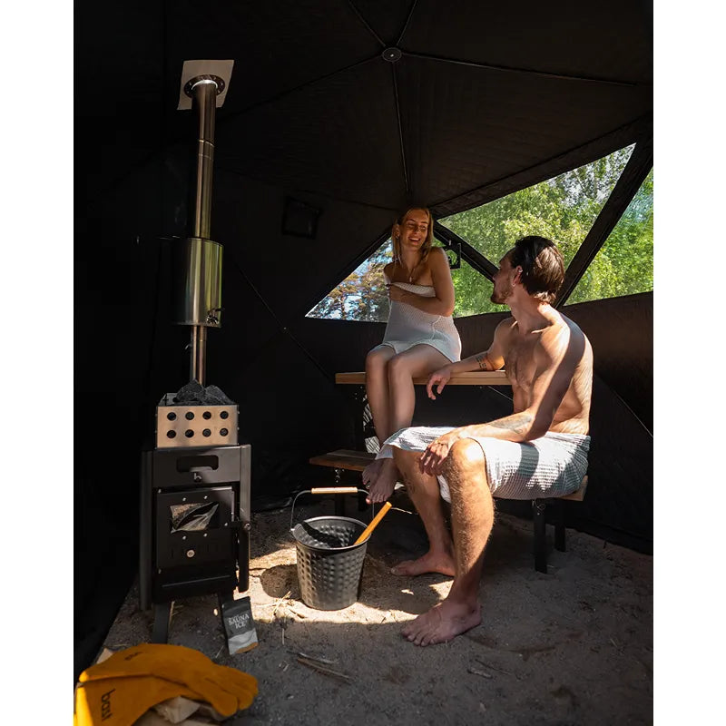 Bast Björk Deluxe Zeltsauna mit zwei Personen im Garten, tragbare Gartensauna über 100°C