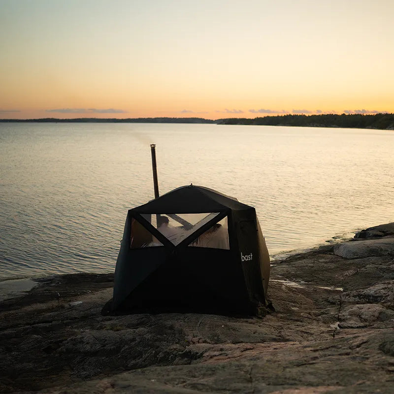 Bast Björk Deluxe Zeltsauna am Seeufer bei Sonnenuntergang, tragbare Sauna für 4-10 Personen