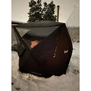 Bast Björk Deluxe Zeltsauna im Schnee mit Person innen, tragbare Gartensauna für 4-10 Personen