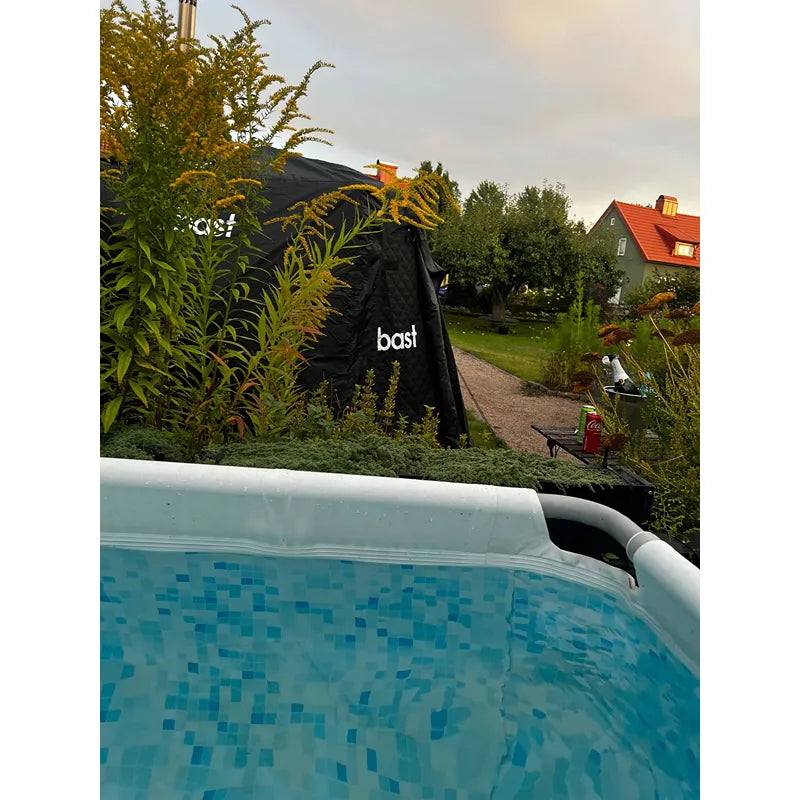 Bast Björk Deluxe Zeltsauna im Garten neben Pool, schwarzes Zeltdesign für 4-10 Personen