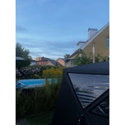 Bast Björk Deluxe Zeltsauna mit schwarzem Zeltdach im Garten neben Pool, für 4-10 Personen
