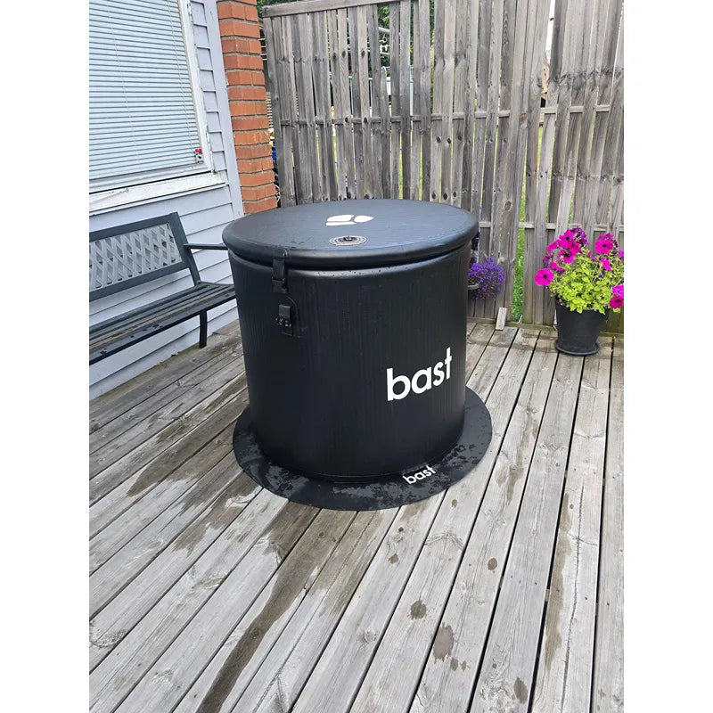Bast Björk Deluxe Zeltsauna schwarz auf Holzterrasse, tragbare Gartensauna für 4-10 Personen