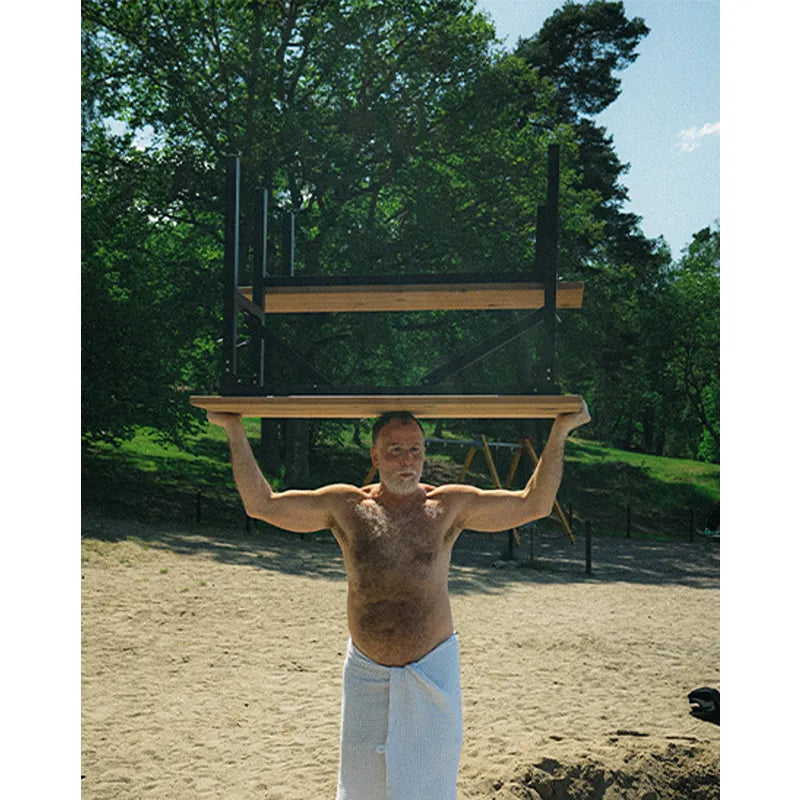 Bast Björk Premium Zeltsauna tragbar im Garten, Mann hält Holzrahmen, 4-10 Personen Sauna