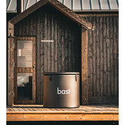 Bast Björk Premium Zeltsauna im Garten neben Holzhaus, tragbare Saunakabine für 4-10 Personen