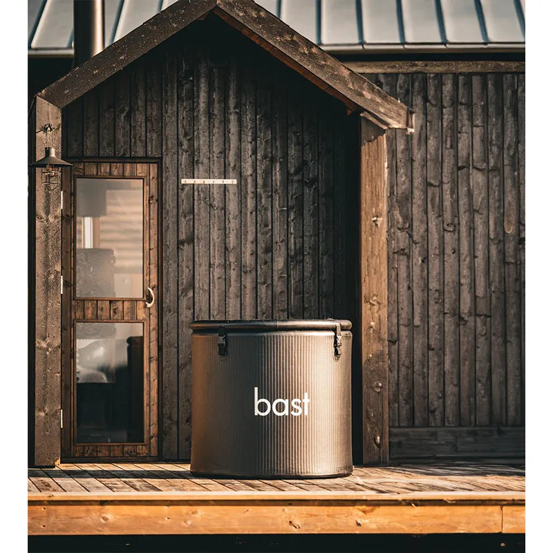 Bast Björk Premium Zeltsauna im Garten neben Holzhaus, tragbare Saunakabine für 4-10 Personen