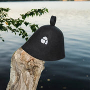 Bast Björk Premium Zeltsauna mit schwarzem Filzhut an Seeufer, tragbare Gartensauna für 4-10 Personen