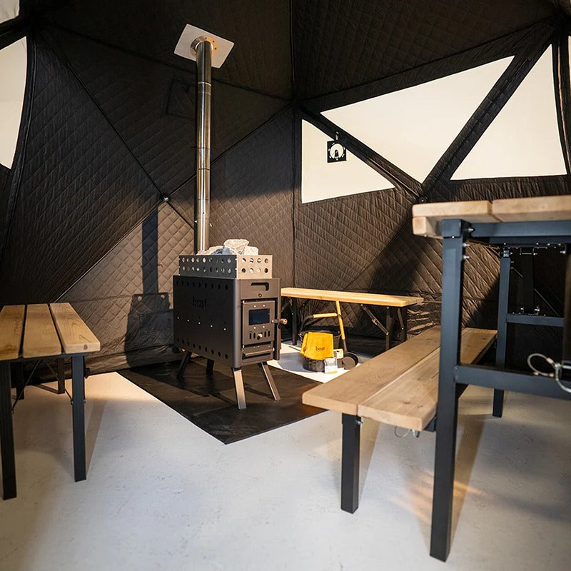 Innenansicht der Bast Björk Premium Zeltsauna mit drei Saunabänken und Ofen