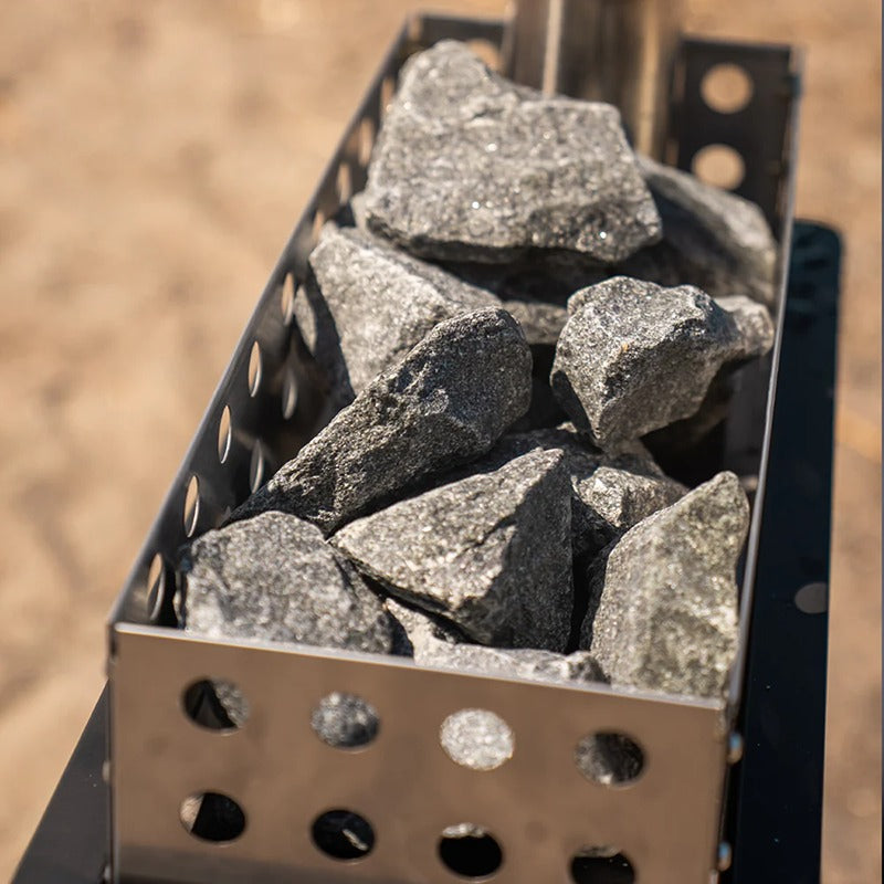 Saunasteine im Steinbehälter des Bast Näver Deluxe Saunaofens