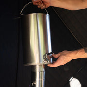 Edelstahl-Wassertank zur Warmwassererzeugung in der Bast Näver Deluxe Zeltsauna