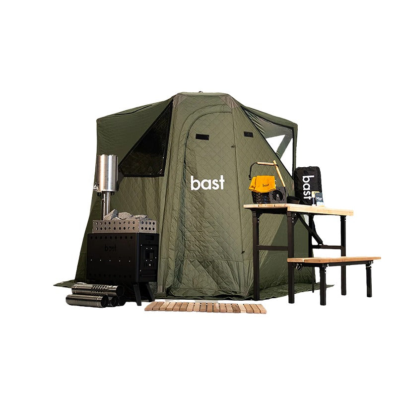 Bast Näver Deluxe Zeltsauna in grüner Ausführung mit aufgebautem Saunazelt und kompletter Ausstattung