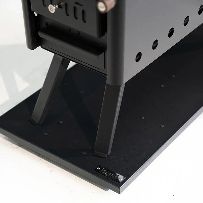 Metallbodenplatte der Bast Näver Deluxe Zeltsauna zum sicheren Stand des Edelstahl-Saunaofens