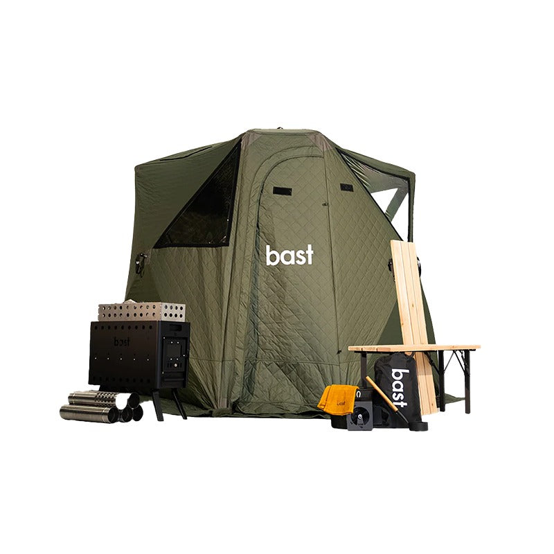 Außenansicht der Bast Näver Premium Zeltsauna in grüner Ausführung mit aufgebautem Ofen und Zubehör