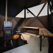 Innenraum der Bast Näver Premium Zeltsauna mit Edelstahlofen, Saunasteinen und einstufiger Sitzbank