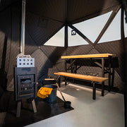 Innenraum der Bast Näver Premium Zeltsauna mit zweistufiger Sitzbank und Edelstahl-Saunaofen