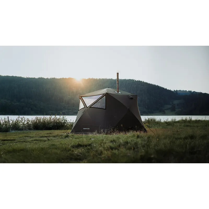 Bast Näver Deluxe Zeltsauna am Seeufer in Naturlandschaft, tragbare Gartensauna mit Rauchabzug