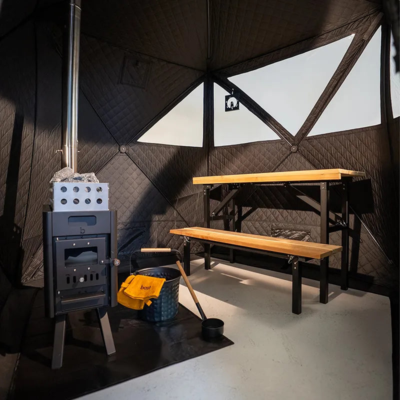 Bast Näver Deluxe Zeltsauna Innenansicht mit Ofen, Holzbänken und Fenster für 2-6 Personen