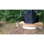 Bast Näver Deluxe Zeltsauna in schwarzem Zelt auf Holzplattform im Garten mit Waldhintergrund
