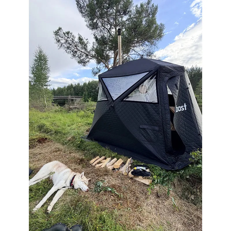 Bast Näver Deluxe Zeltsauna schwarz im Garten aufgebaut, tragbare 2-6 Personen Sauna mit Ofen
