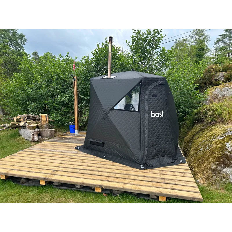 Bast Näver Deluxe Zeltsauna schwarz auf Holzdeck im Garten, tragbare 2-6 Personen Sauna mit Ofen