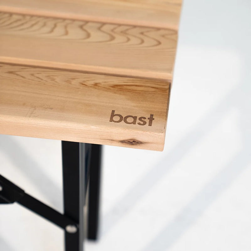 Detailansicht der Holzoberfläche einer Saunabank mit Bast Logo