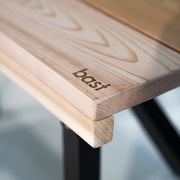 Detailansicht einer Saunabank aus Holz mit eingebranntem Bast Logo