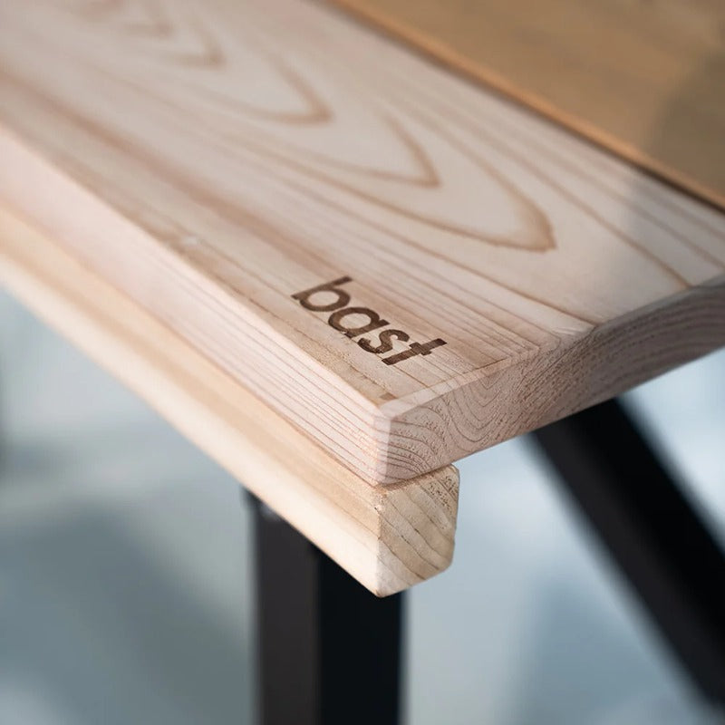 Detailansicht einer Saunabank aus Holz mit eingebranntem Bast Logo
