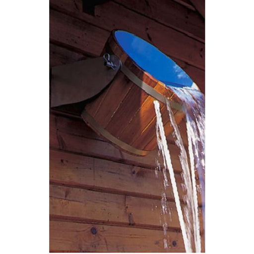 Blumenberg Eimer-Schwalldusche aus Kambala im Outdoor-Einsatz mit starkem Wasserguss