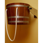 Detail der Blumenberg Eimer-Schwalldusche aus Kambala mit Wandhalterung und Zugseil