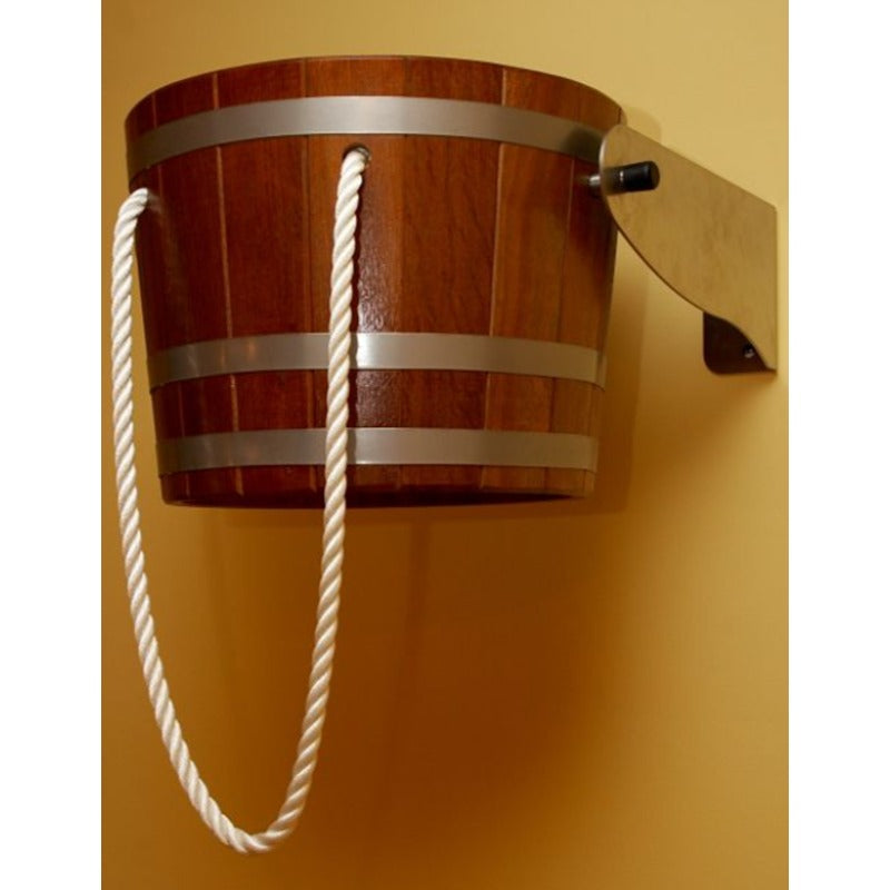 Detail der Blumenberg Eimer-Schwalldusche aus Kambala mit Wandhalterung und Zugseil