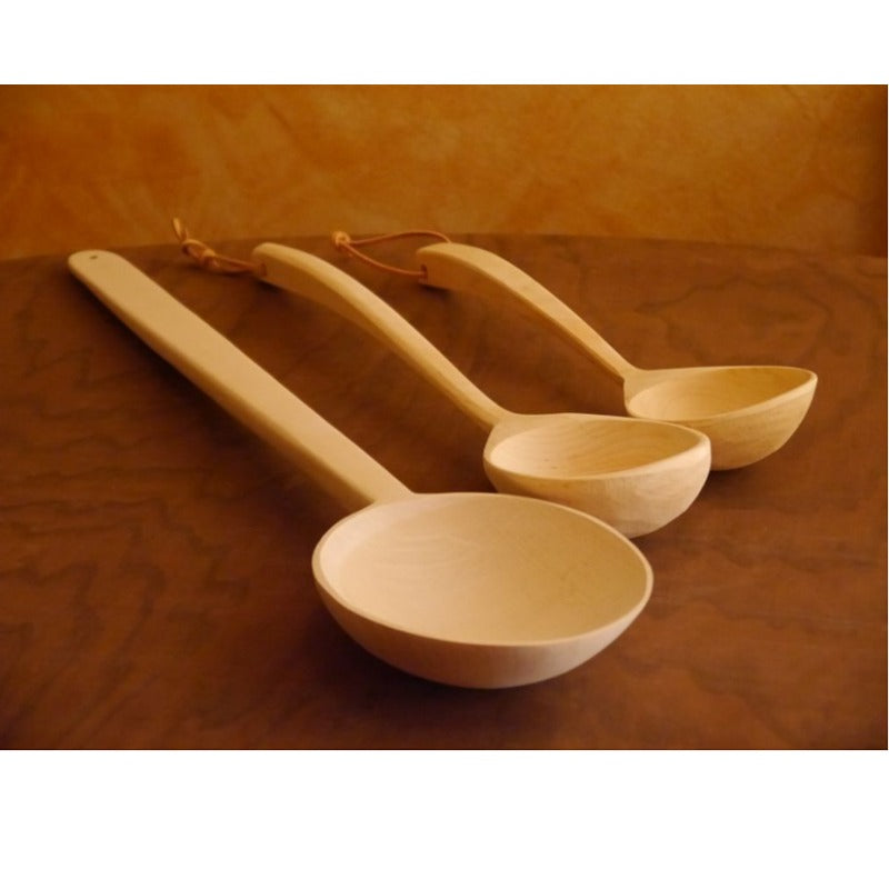 Blumenberg Sauna-Aufgusskellen aus naturbelassenem Holz mit Lederriemen