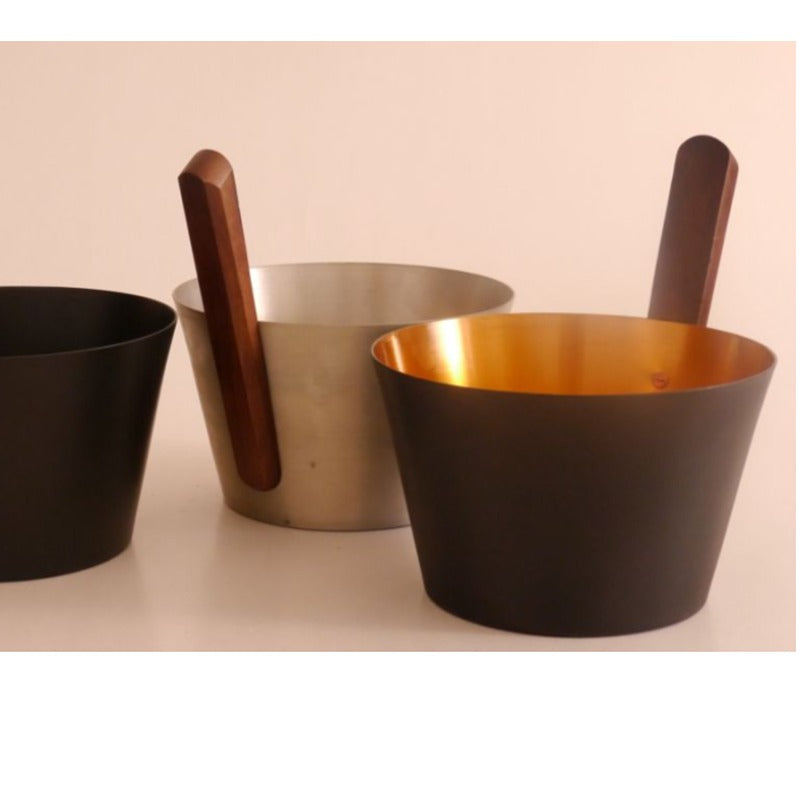 Blumenberg Sauna-Aufgusskübel aus Metall in Schwarz und Beige mit Holzgriffen in verschiedenen Größen