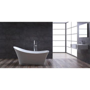 Elegantes modernes Badezimmer mit freistehender weißer Mineralguss-Badewanne EAGO AWT StoneArt BS-501, schwarze Wandfliesen und Holzboden