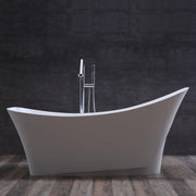 Freistehende weiße Mineralguss Badewanne EAGO AWT StoneArt BS-501 mit geschwungenen Rändern und Chrom-Armatur auf Holzboden vor dunkler Wand
