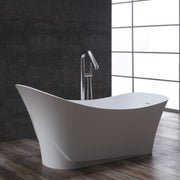 EAGO AWT StoneArt BS-501 Freistehende Badewanne in Weiß mit moderner Armatur in elegantem Badezimmer mit schwarzer Wand und großen Fenstern