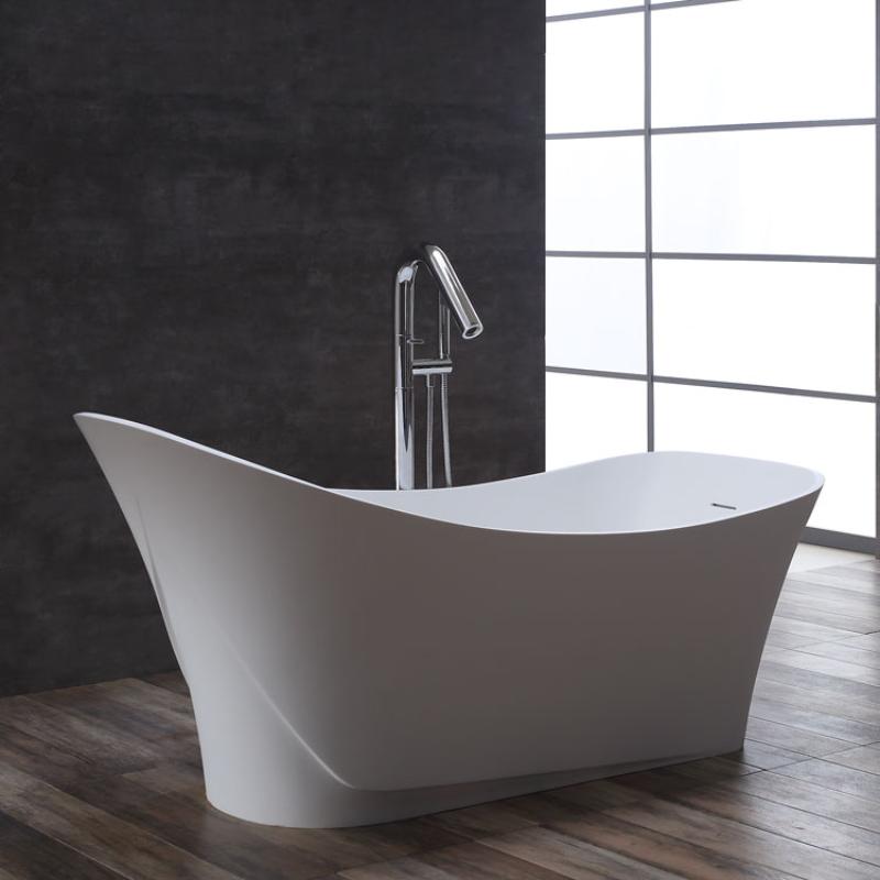 EAGO AWT StoneArt BS-501 Freistehende Badewanne in Weiß mit moderner Armatur in elegantem Badezimmer mit schwarzer Wand und großen Fenstern