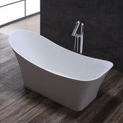 Freistehende moderne Badewanne EAGO AWT StoneArt BS-501 in Weiß mit Mineralguss-Oberfläche und Standarmatur vor schwarzer Wand im minimalistischen Badezimmer