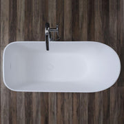 Freistehende weiße Mineralguss Badewanne EAGO AWT StoneArt BS-501 von oben mit Armaturenloch, vor rustikaler Holzwand-Optik