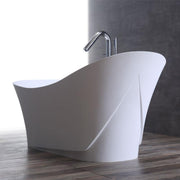 Freistehende weiße Mineralguss Badewanne EAGO AWT StoneArt BS-501 mit geschwungener Form und glänzender Oberfläche, ausgestattet mit hochmoderner Chrom-Armatur, auf Holzparkett vor grauer Wand