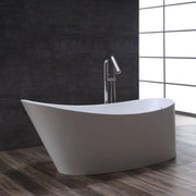 Freistehende weiße Mineralguss Badewanne EAGO BS-503 mit eleganter Standarmatatur in modernem Badezimmer mit schwarzer Wand und Holzboden