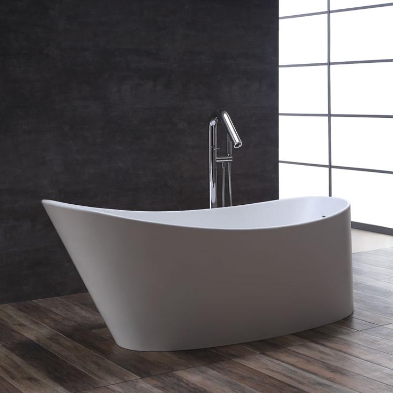 Freistehende weiße Mineralguss Badewanne EAGO BS-503 mit eleganter Standarmatatur in modernem Badezimmer mit schwarzer Wand und Holzboden