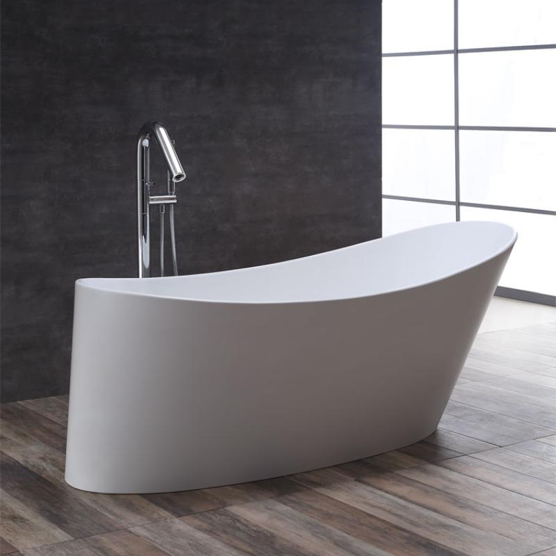 Freistehende weiße Mineralguss Badewanne EAGO AWT StoneArt BS-503 mit ovaler Form und verchromter Standarmatur in modernem Badezimmer