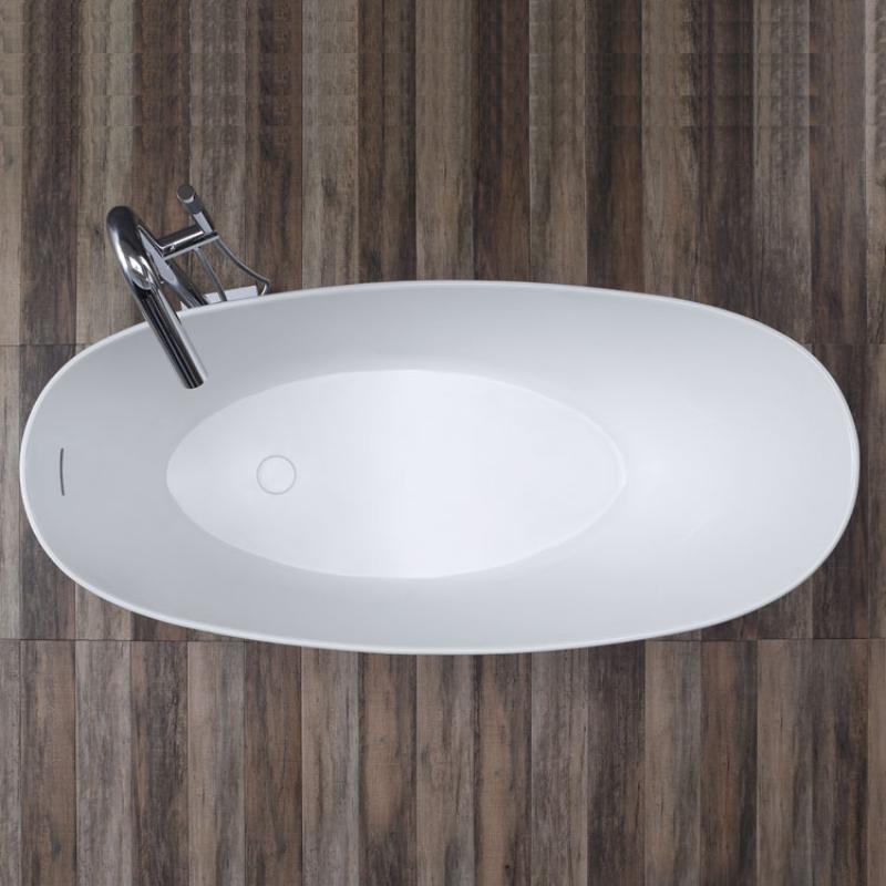Freistehende weiße Mineralguss Badewanne EAGO BS-503 StoneArt, oval mit Chromarmatur, Draufsicht auf Holzfliesenboden