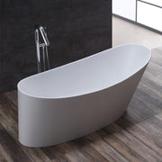 Freistehende weiße Mineralguss Badewanne EAGO AWT StoneArt BS-503 mit eleganter ovaler Form und Standarmatur in modernem Badezimmer mit schwarzer Wand und Holzoptik-Fliesen.