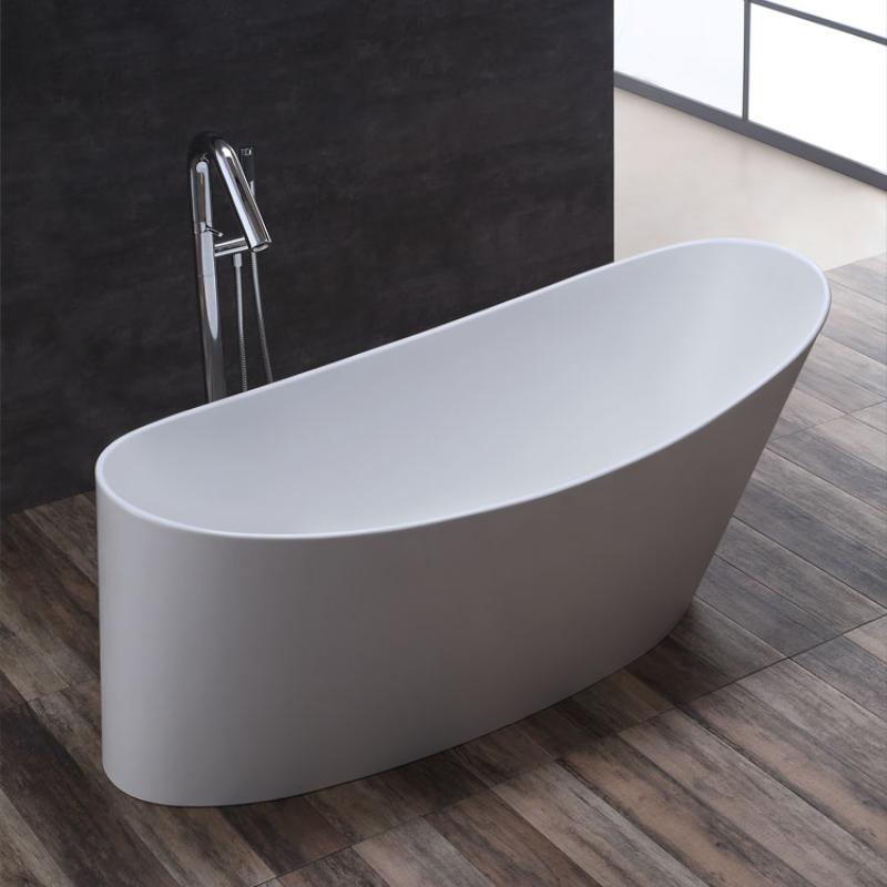 Freistehende weiße Mineralguss Badewanne EAGO AWT StoneArt BS-503 mit eleganter ovaler Form und Standarmatur in modernem Badezimmer mit schwarzer Wand und Holzoptik-Fliesen.