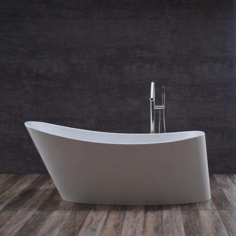 Freistehende weiße Mineralguss Badewanne EAGO AWT StoneArt BS-503 mit eleganter Wölbung und hochwertiger Armatur, auf Holzoptik-Boden vor dunkler Wand.