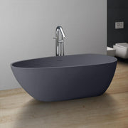 Freistehende schwarze Mineralguss Badewanne EAGO AWT StoneArt BS-505 mit glänzender Armatur in modernem Badezimmer
