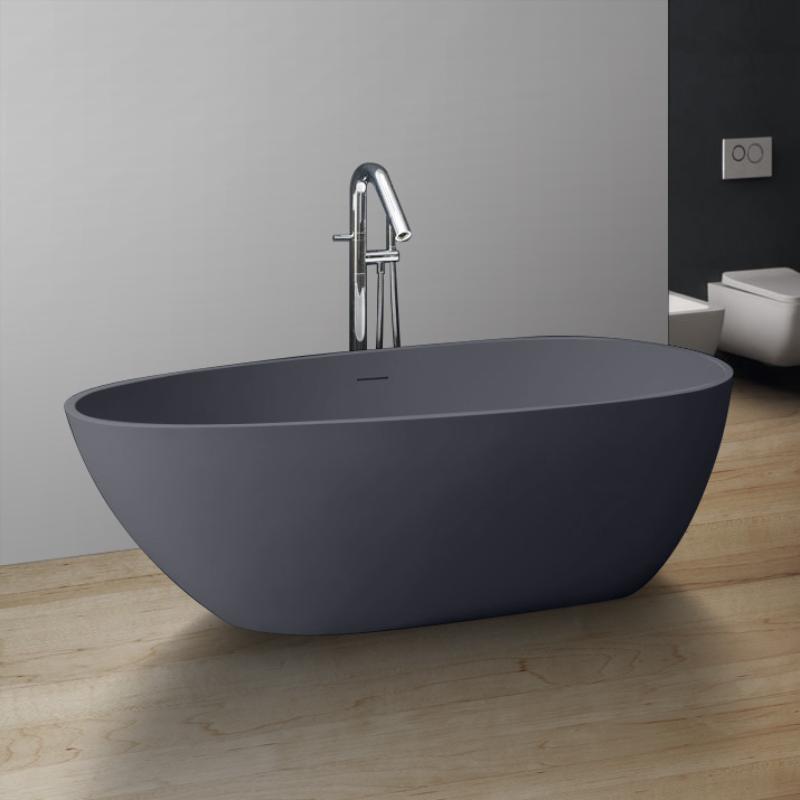 Freistehende schwarze Mineralguss Badewanne EAGO AWT StoneArt BS-505 mit glänzender Armatur in modernem Badezimmer