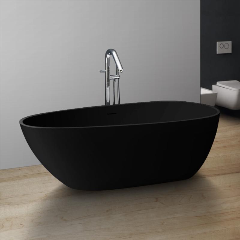Freistehende schwarze Mineralguss Badewanne EAGO AWT StoneArt BS-505 mit Chromarmatur in modernem Badezimmer auf Holzboden