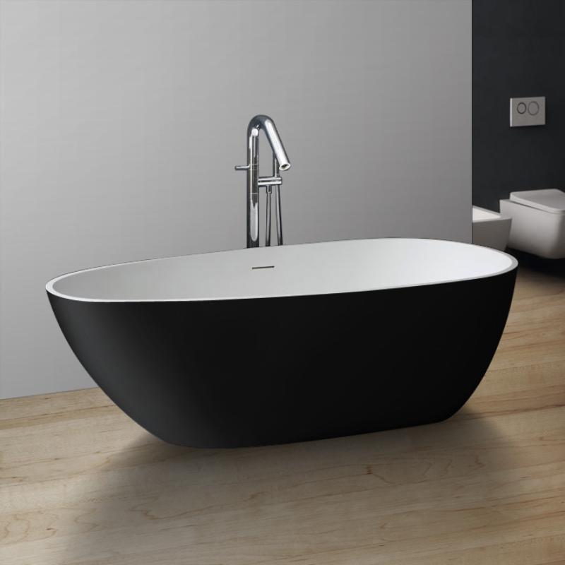 Freistehende Badewanne EAGO AWT StoneArt BS-505 in Schwarz-Weiß mit ovaler Form und Chromarmatur in modernem Badezimmer